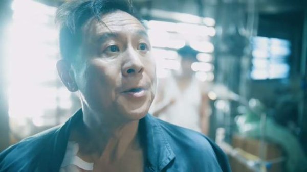 大众配资 看完59岁的张世炸裂表演，我原谅了《扫毒风暴》的镜头发癫
